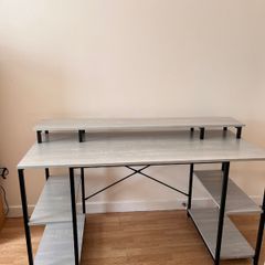 Desk in mint condition, sturdy and well designed