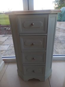 chest of drawers