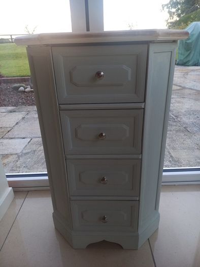chest of drawers
