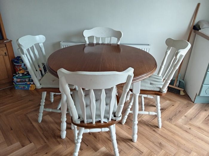 Extendable Table and 6 chairs can be used as a round table with 4 chairs