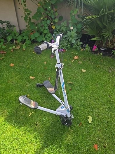 kids  swing scooter with led light wheels