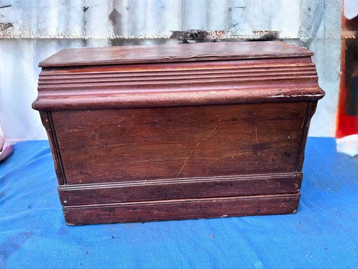 Singer sewing machine with case