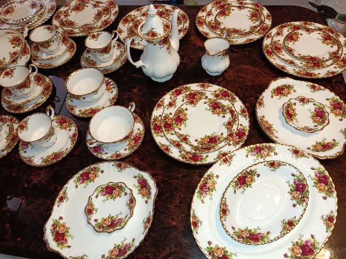 60 pieces Royal Albert Old country roses set with teapot and tureen