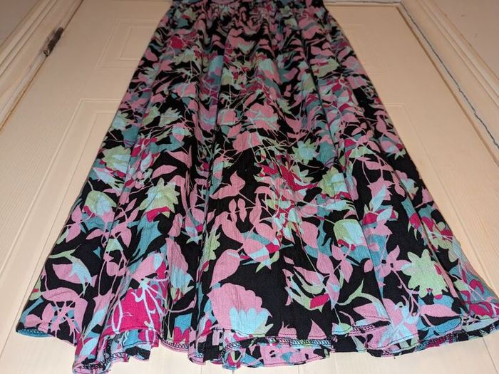 Perfect for Summer. beautiful floral midi skirt