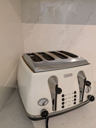 4-slice Toaster - DeLonghi