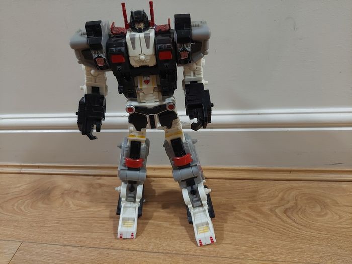 Transformer Metroplex cybertron