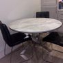 Round marble-effect dining table with 4 black chairs Image 4