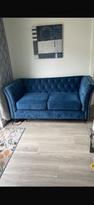 Very clean rarely used  trow over on the sofa all the time  non smoker non pet home beautiful sofa