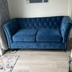 Very clean rarely used  trow over on the sofa all the time  non smoker non pet home beautiful sofa