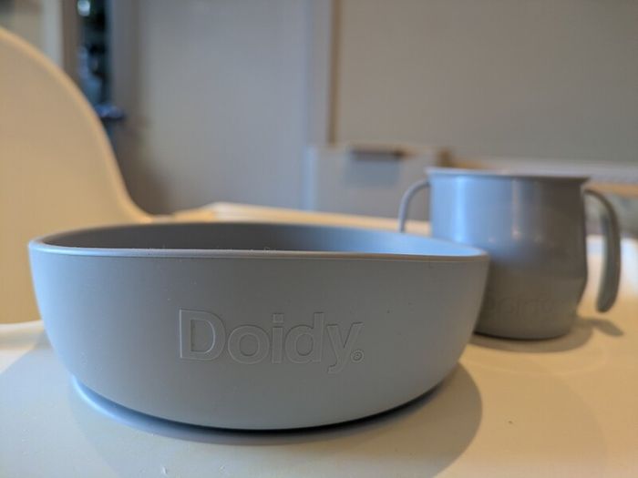 Doidy cup and suction plate for feeding.