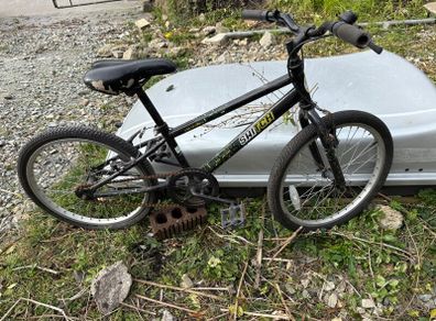 2 x boys Apollo bikes