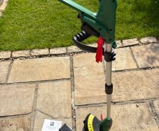 Cordless grass edge trimmer