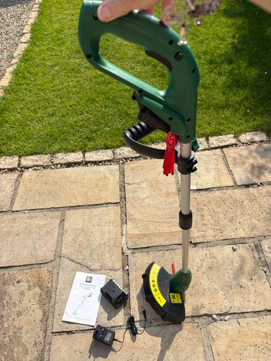 Cordless grass edge trimmer