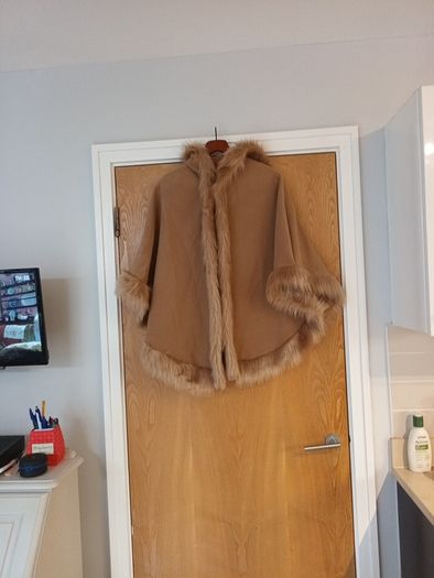 Boohoo  Camel Faux Fur Cape, Sleeves  With Hood   S. 14-16.