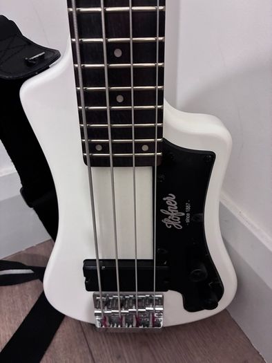 Hofner Shorty Bass White and Joy portable amp