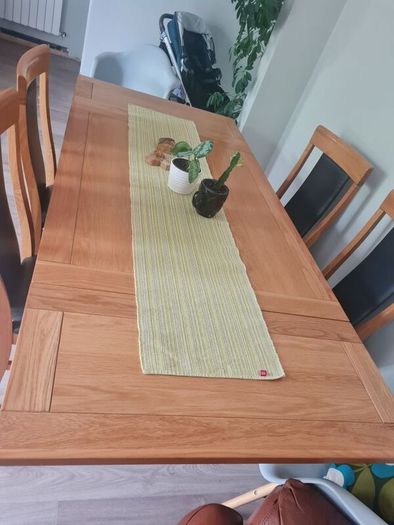 kitchen wooden table extendable in VGC with leather chairs