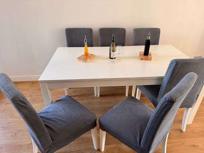 extendable dining table & 6 chairs