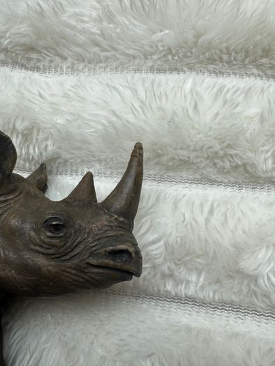 Schleich 2001 Rhinoceros Rhino Retired Wild Animal Figurine The horn is damaged Used Please look at the pictures