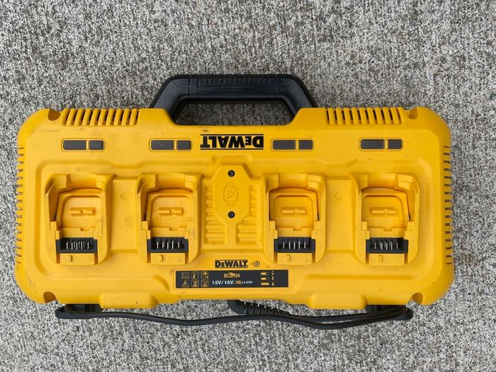 Dewalt 4 port charger DCB104