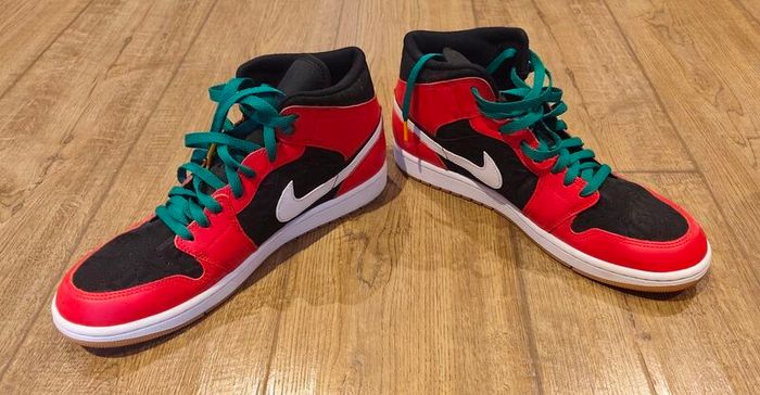 Nike Air Jordan 1  Mid:    SIZE US 10.5 / UK 9.5