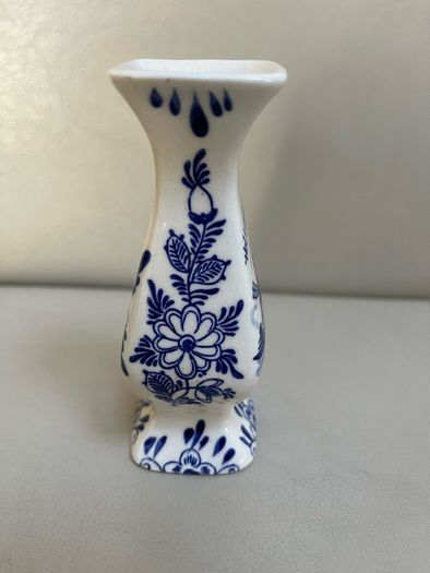 Hand painted Delft bluecolour mini vase