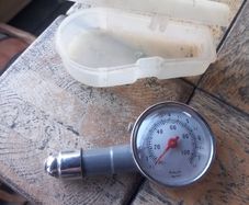 Tyre pressure gauge, as new, D18 post 8e