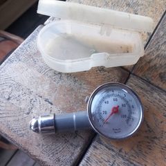 Tyre pressure gauge, as new, D18 post 8e