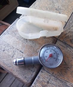 Tyre pressure gauge, as new, D18 post 8e