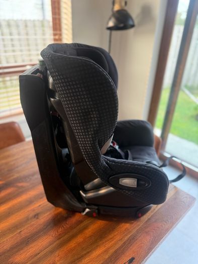 Maxi Cosi car seat 9-18kg (covers washed) x2