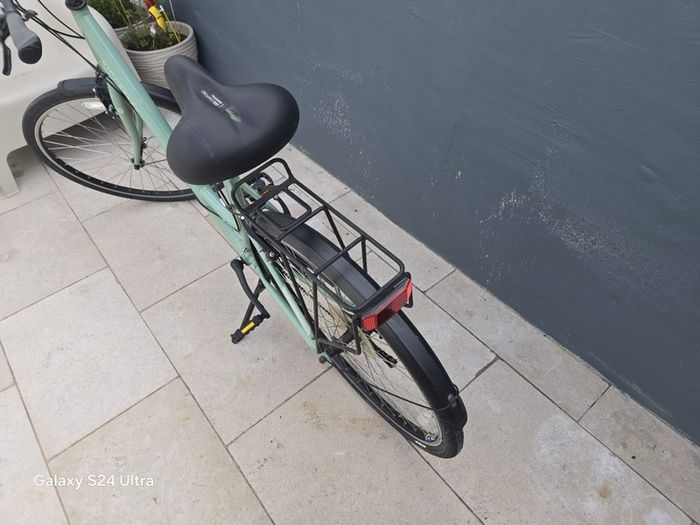 Women's bike with cushioned seat