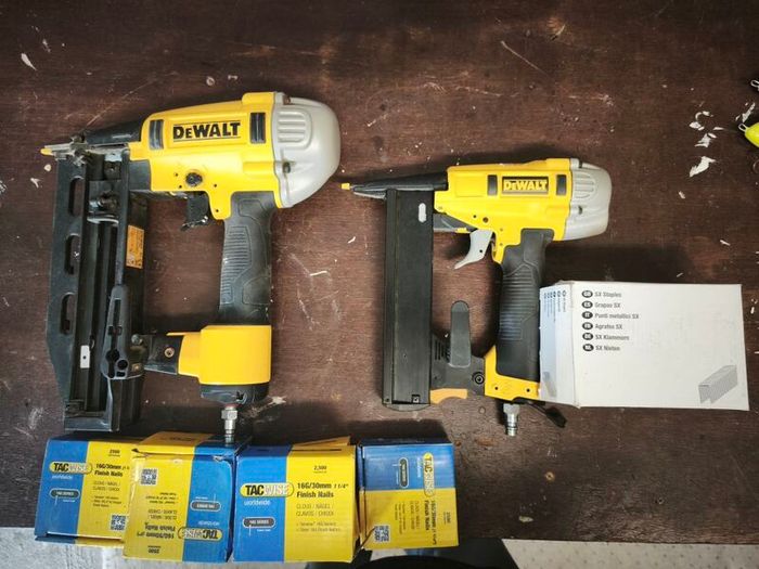 Dewalt DPC10QTC Mid Pressure Super Quiet Oil Free Compressor -230v + 2 Pneumatic Gun