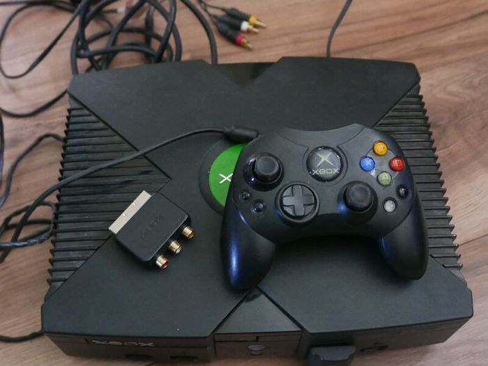 Microsoft Original Xbox Console Bundle (works well)