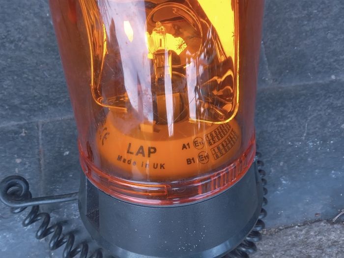 Magnetic roof beacon light