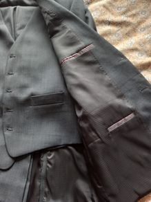 Stylish Mens Suit, size 44S.