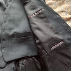 Stylish Mens Suit, size 44S.