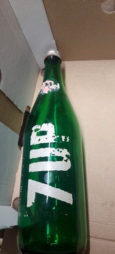 7up bottle with cap,used condition,nice advertising, price includes post to anywhere in Ireland thank you,see pictures,