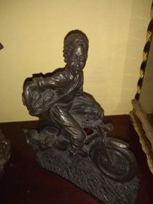 Bronze Figurine Of NWES PEAPER BOY Irish time collection