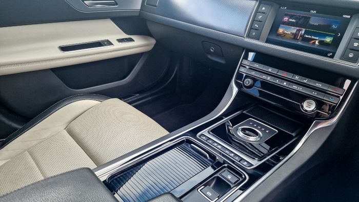 2016 Jaguar Xf | New Timing Chains & Service! | Excellent Condition | Full Leather | R-sport Prestige Luxury Trim