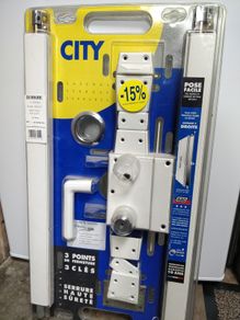 [Brand New] Vertical lock with visible locking mechanism and 3 locking points, made of white steel, for left-hand opening (pull-out).
