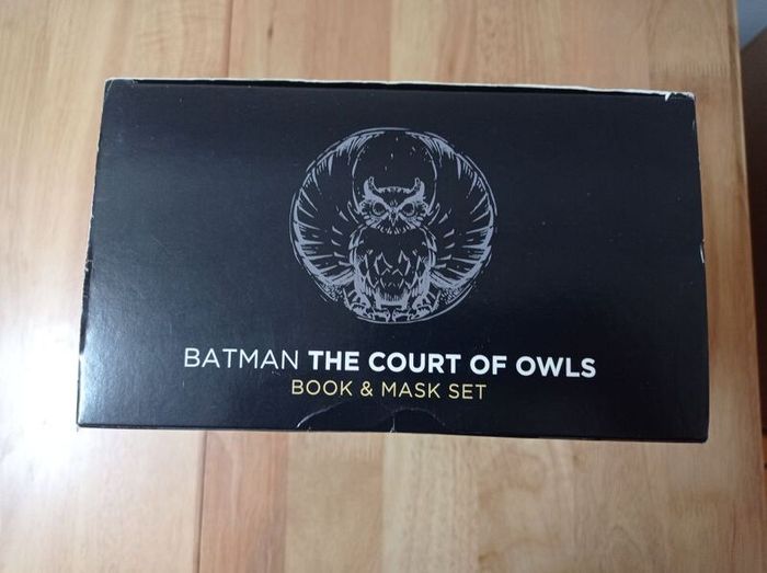 AUTOGRAPHED- Batman The Court of Owls Comic Book & Mask Box Set