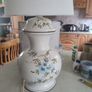 VINTAGE COUNTRY HOUSE Italian CERAMIC table LAMP with shade in working order. Image 2