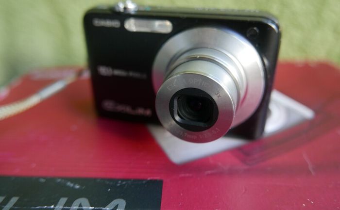 Casio Exilim EX-Z1050 Digital camera Made w/ Box and Accessories , universal charger- Tested