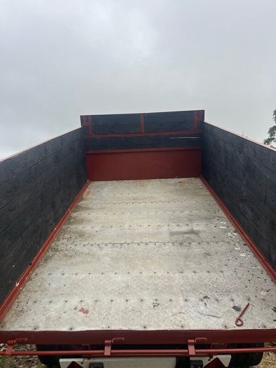 Tipping trailer 127