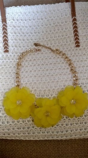 Massive, yellow flowers necklace, new