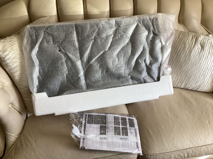 JVC 32 inch LED SMART Television with USB, 2 HDMI, PC Connection port, WIFI connectivity, etc (Boxed / Like New)