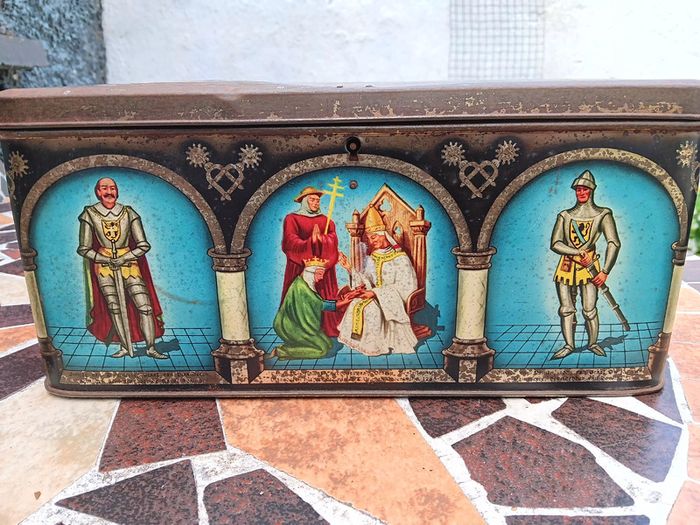 Vintage commemorative Biscuit tin