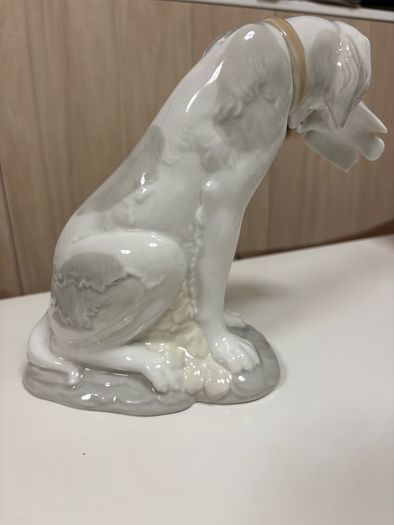 Vintage porcelain hunting dog figurine with a bird in its mouth, made by D'Art SA in Spain