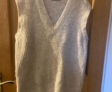 Warm sleeveless jumper size large
