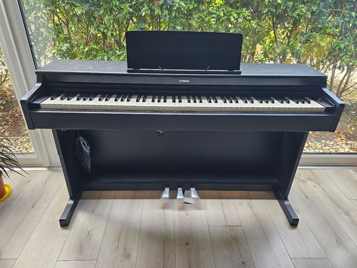 Yamaha Digital Piano - Arius YDP-165