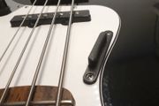 Thumb rest for Jazz Bass
